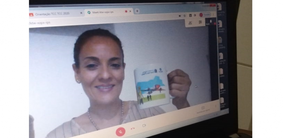 Professora Andreia Nóbrega durante aula online para alunos da Uniaeso